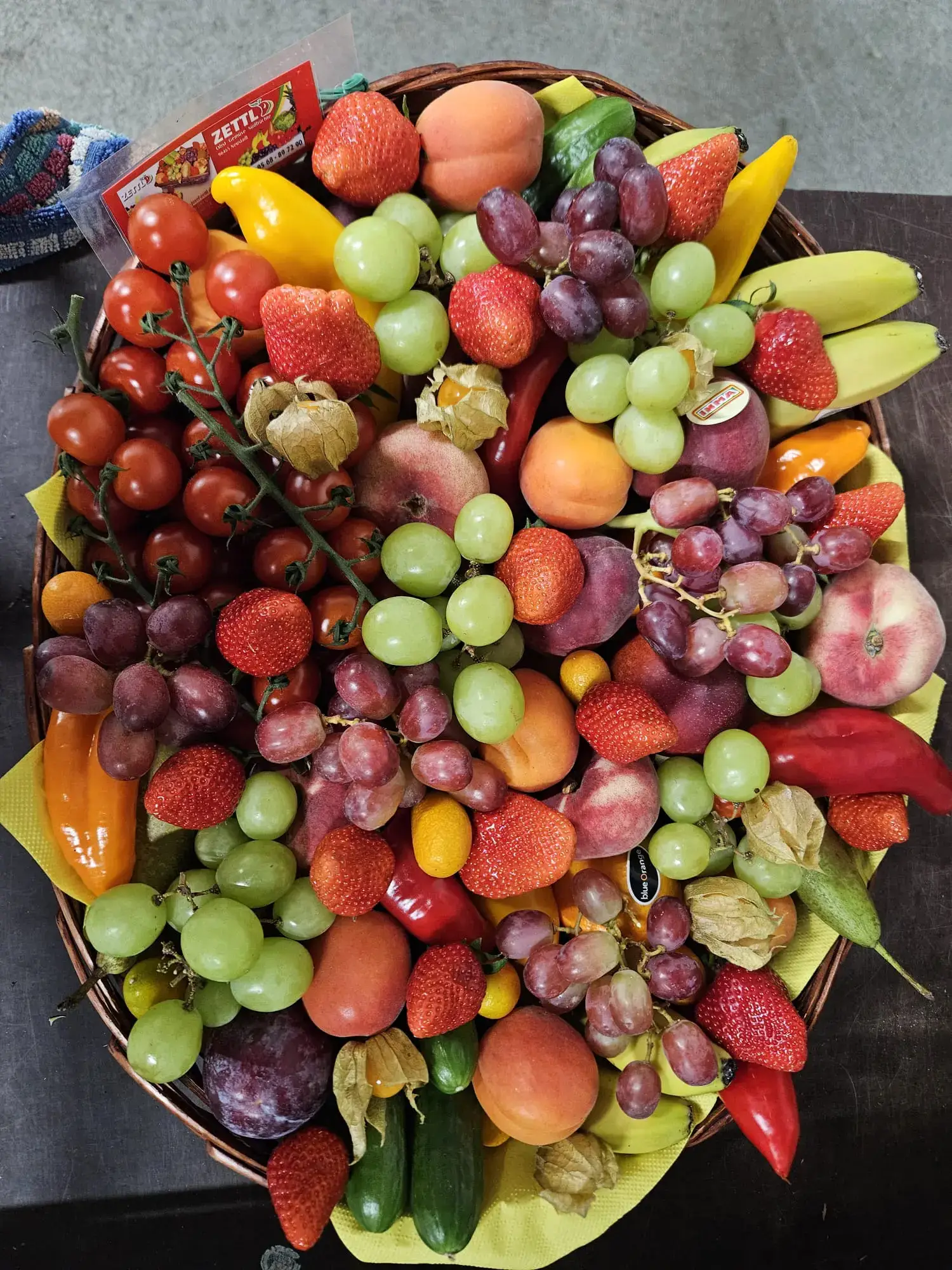 Fingerfoodkorb mit frischem Obst für Meetings